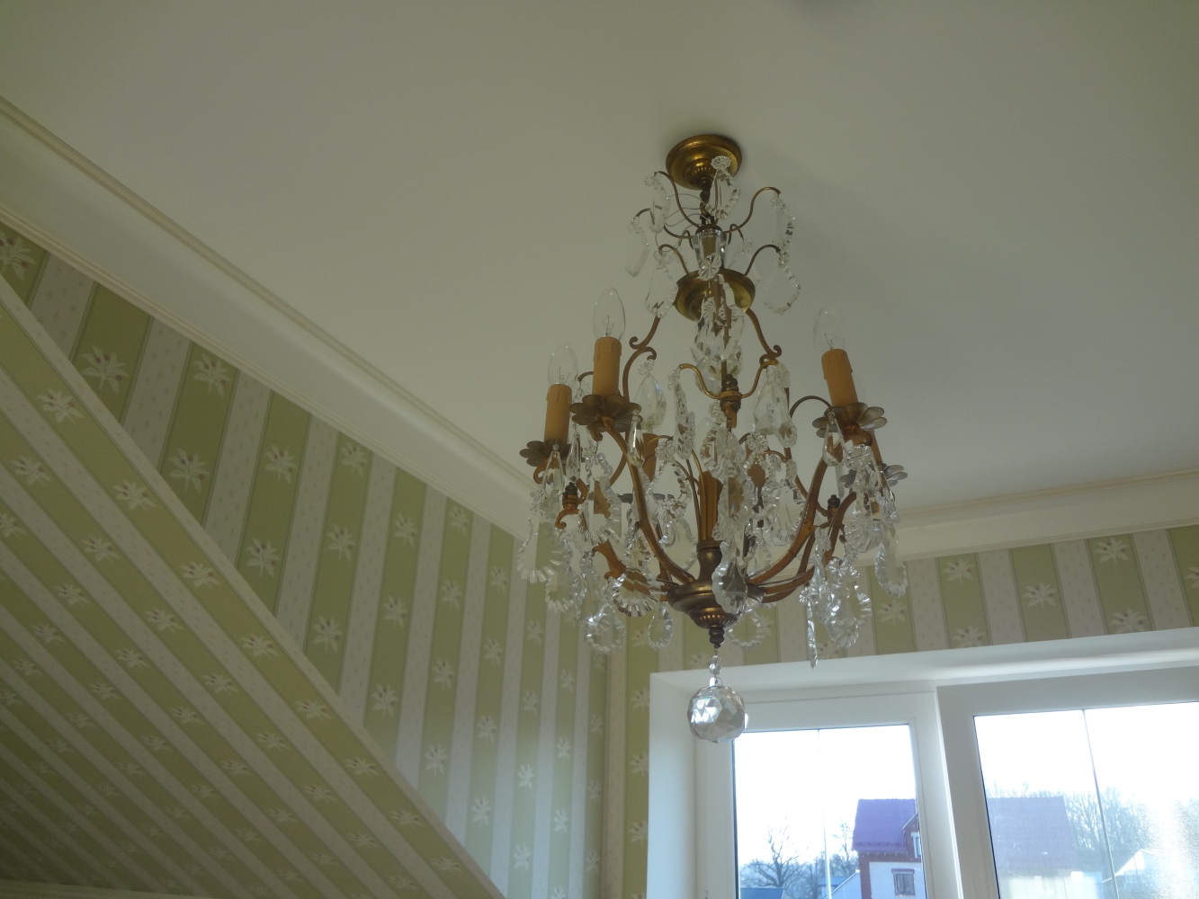 антикварная хрустальная французская люстра в спальне в классическом стиле